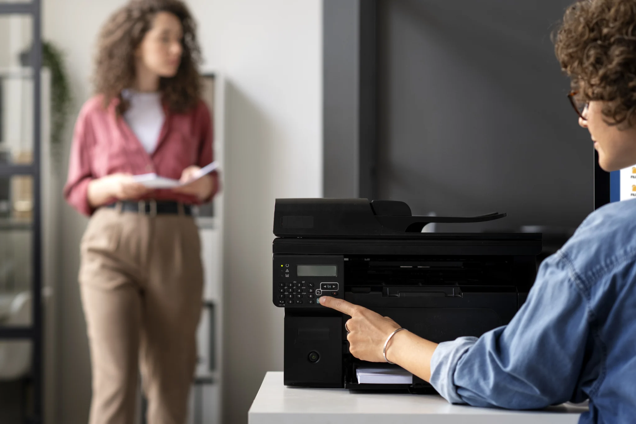 Cómo cambiar el tóner de una impresora Ricoh